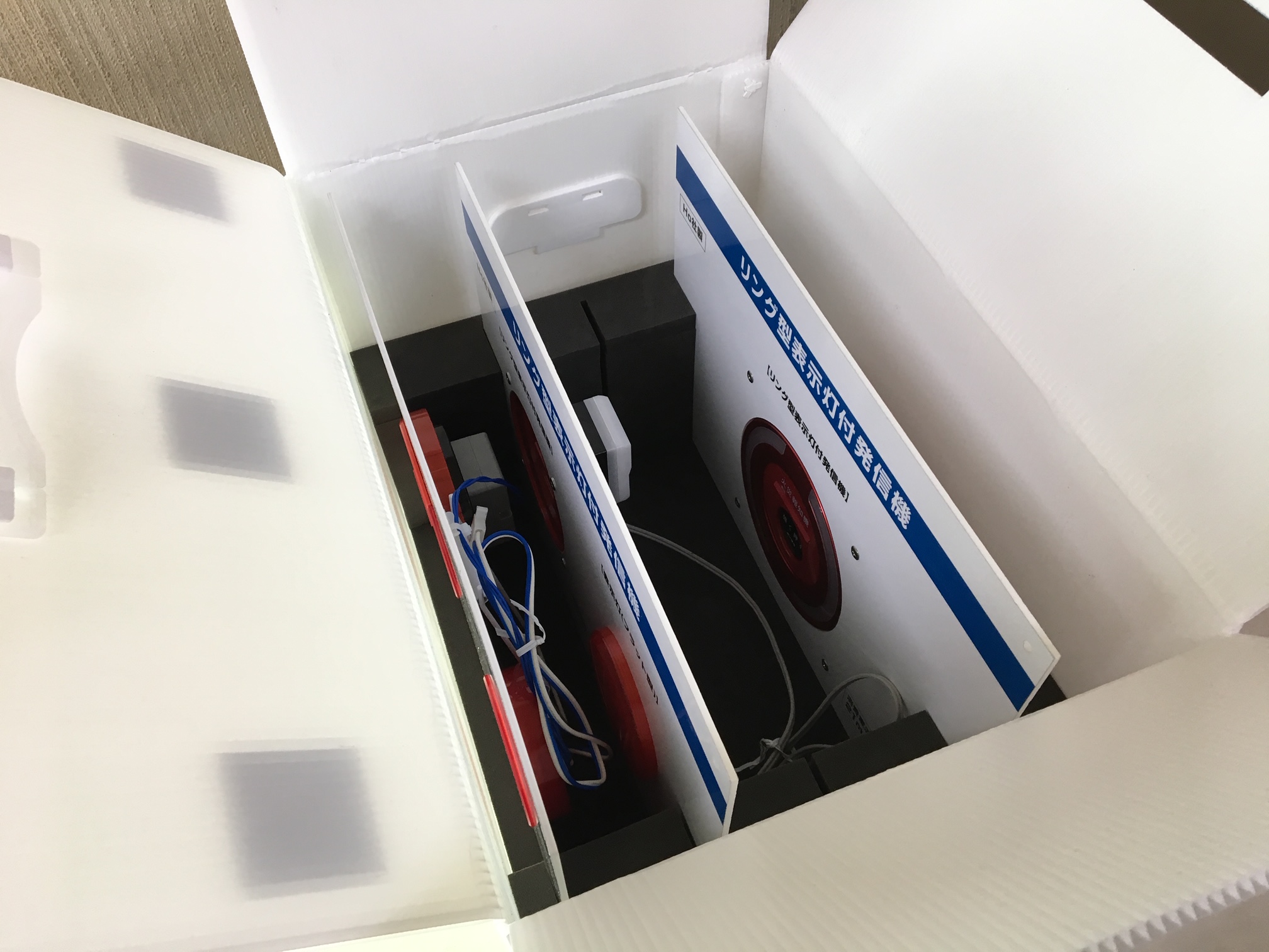 消防設備展示パネル収納ケース 段ボール プラダン アルミフレームなど梱包材なら山陽紙器株式会社